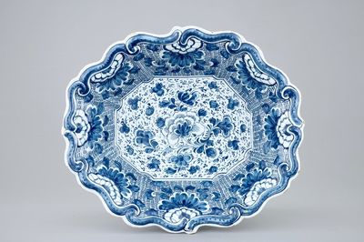 Un grand saladier en faïence de Delft bleu et blanc, 18ème