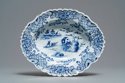 Un grand saladier ovale en faïence de Delft en bleu et blanc, 18ème