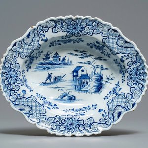 Un grand saladier ovale en faïence de Delft en bleu et blanc, 18ème — photo 1
