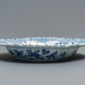 Un grand saladier ovale en faïence de Delft en bleu et blanc, 18ème — photo 3