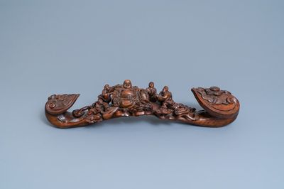Un grand scèptre ruyi en bois sculpté, Chine, 19ème