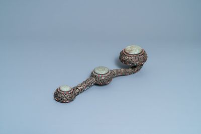 Un grand scèptre ruyi en jade et argent incrusté de corail et turquoise, Chine, 19ème