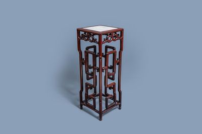 Un grand socle en bois sculpté incrusté de marbre, Chine, 20ème