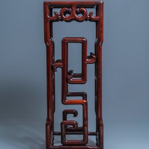 Un grand socle en bois sculpté incrusté de marbre, Chine, 20ème — photo 6