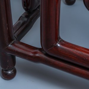 Un grand socle en bois sculpté incrusté de marbre, Chine, 20ème — photo 9