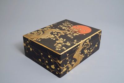 Un grand suzuribako en laque à décor de prunus, Japon, Edo ou Meiji, 18/19ème