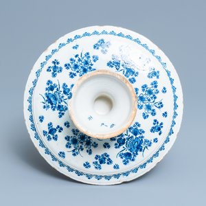 Un grand tazza en faïence de Delft en bleu et blanc, vers 1700 — photo 3