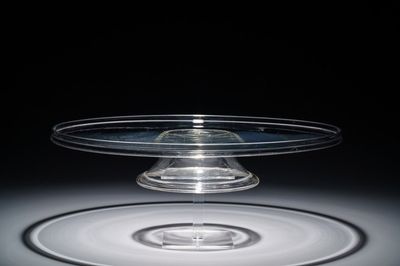 Un grand tazza sur piédouche basse en verre, Angleterre, 17/18ème