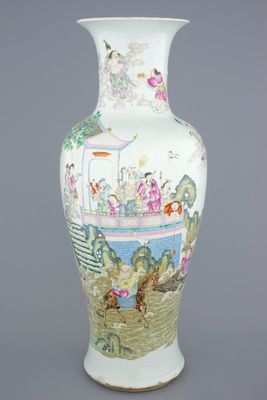 Un grand vase à décor très fin en porcelaine de Chine famille rose, 18/19ème