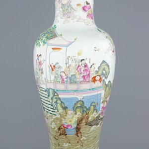 Un grand vase à décor très fin en porcelaine de Chine famille rose, 18/19ème — photo 1