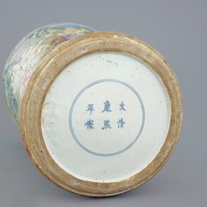 Un grand vase à décor très fin en porcelaine de Chine famille rose, 18/19ème — photo 12