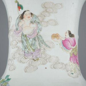 Un grand vase à décor très fin en porcelaine de Chine famille rose, 18/19ème — photo 7