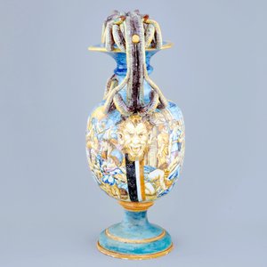 Un grand vase au deux anses en majolique italienne, 19ème — photo 2