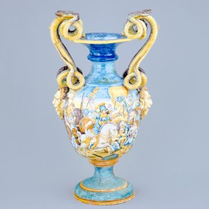 Un grand vase au deux anses en majolique italienne, 19ème — photo 3