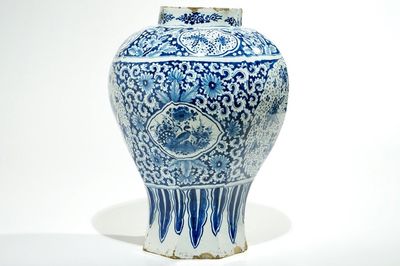 Un grand vase balustre en faïence de Delft bleu et blanc, 2ème moitié du 17ème