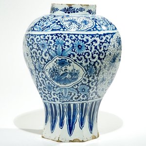 Un grand vase balustre en faïence de Delft bleu et blanc, 2ème moitié du 17ème — photo 1
