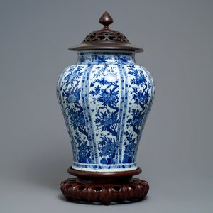 Un grand vase balustre en porcelaine de Chine en bleu et blanc au couvercle et socle en bois, Kangxi — photo 1
