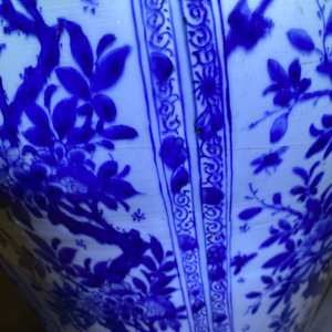 Un grand vase balustre en porcelaine de Chine en bleu et blanc au couvercle et socle en bois, Kangxi — photo 12