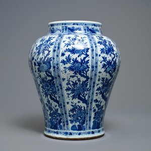 Un grand vase balustre en porcelaine de Chine en bleu et blanc au couvercle et socle en bois, Kangxi — photo 2