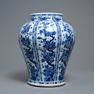 Un grand vase balustre en porcelaine de Chine en bleu et blanc au couvercle et socle en bois, Kangxi — photo 5