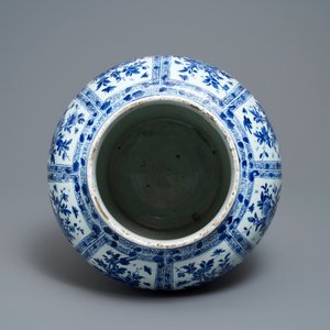 Un grand vase balustre en porcelaine de Chine en bleu et blanc au couvercle et socle en bois, Kangxi — photo 6