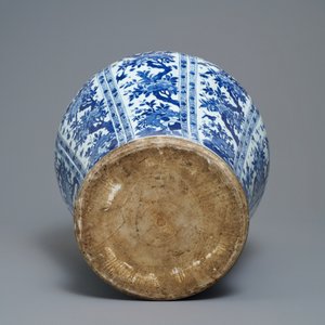 Un grand vase balustre en porcelaine de Chine en bleu et blanc au couvercle et socle en bois, Kangxi — photo 7