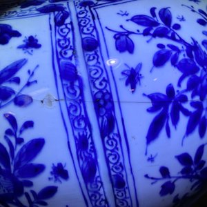 Un grand vase balustre en porcelaine de Chine en bleu et blanc au couvercle et socle en bois, Kangxi — photo 8