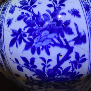 Un grand vase balustre en porcelaine de Chine en bleu et blanc au couvercle et socle en bois, Kangxi — photo 9