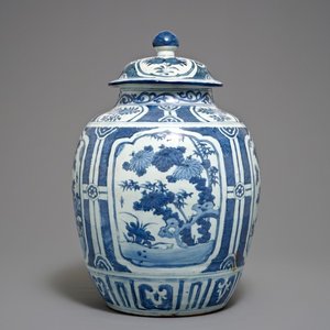 Un grand vase couvert de forme balustre en porcelaine de Chine bleu et blanc, Wanli — photo 1