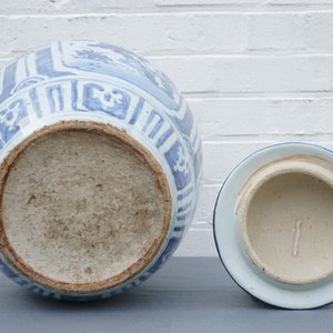 Un grand vase couvert de forme balustre en porcelaine de Chine bleu et blanc, Wanli — photo 12