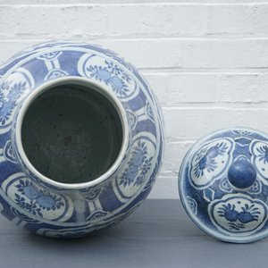 Un grand vase couvert de forme balustre en porcelaine de Chine bleu et blanc, Wanli — photo 13