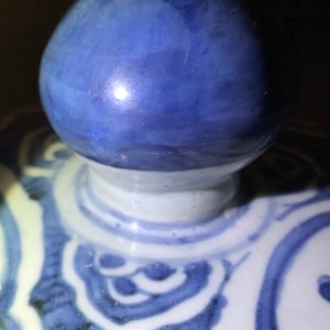 Un grand vase couvert de forme balustre en porcelaine de Chine bleu et blanc, Wanli — photo 16