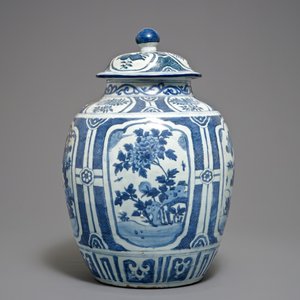 Un grand vase couvert de forme balustre en porcelaine de Chine bleu et blanc, Wanli — photo 2