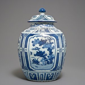 Un grand vase couvert de forme balustre en porcelaine de Chine bleu et blanc, Wanli — photo 3