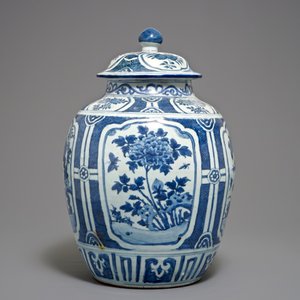 Un grand vase couvert de forme balustre en porcelaine de Chine bleu et blanc, Wanli — photo 4