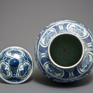 Un grand vase couvert de forme balustre en porcelaine de Chine bleu et blanc, Wanli — photo 5