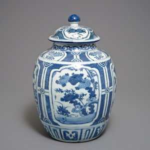 Un grand vase couvert de forme balustre en porcelaine de Chine bleu et blanc, Wanli — photo 6