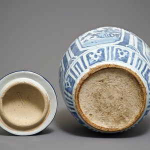 Un grand vase couvert de forme balustre en porcelaine de Chine bleu et blanc, Wanli — photo 7