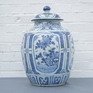 Un grand vase couvert de forme balustre en porcelaine de Chine bleu et blanc, Wanli — photo 8