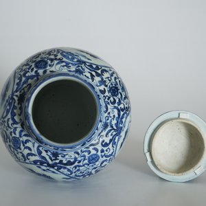Un grand vase couvert de forme balustre en porcelaine de Chine bleu et blanc, Wanli — photo 11