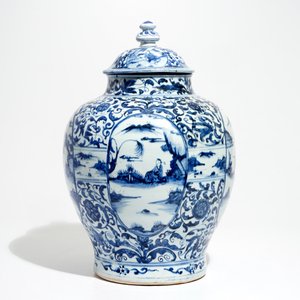 Un grand vase couvert de forme balustre en porcelaine de Chine bleu et blanc, Wanli — photo 4