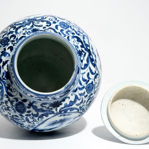 Un grand vase couvert de forme balustre en porcelaine de Chine bleu et blanc, Wanli — photo 5