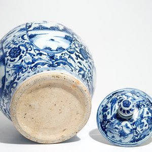 Un grand vase couvert de forme balustre en porcelaine de Chine bleu et blanc, Wanli — photo 6