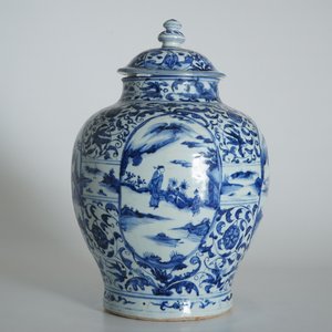 Un grand vase couvert de forme balustre en porcelaine de Chine bleu et blanc, Wanli — photo 8