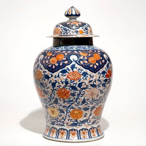 Un grand vase couvert de forme balustre en porcelaine de Chine de style Imari, 18/19ème — photo 3