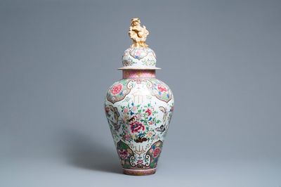 Un grand vase couvert de style famille rose en porcelaine de Samson, France, 19ème