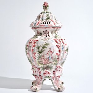 Un grand vase couvert en faïence dans le style de Marseille, 19ème — photo 1