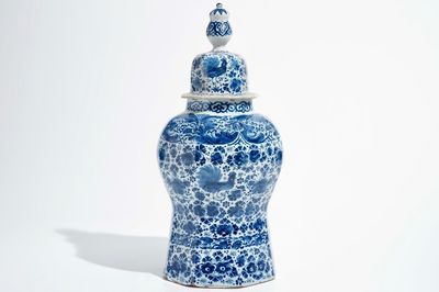 Un grand vase couvert en faïence de Delft bleu et blanc, 18ème