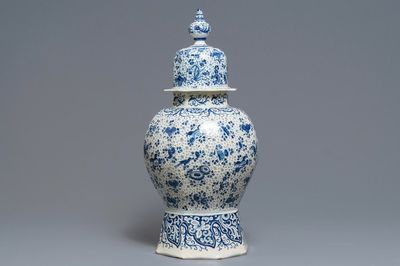 Un grand vase couvert en faïence de Delft en bleu et blanc, début du 18ème