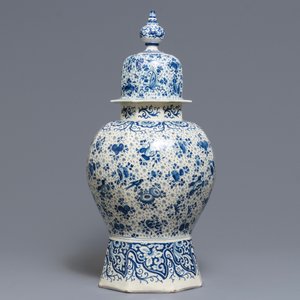 Un grand vase couvert en faïence de Delft en bleu et blanc, début du 18ème — photo 3